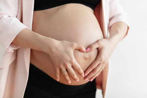 Porträtt Vacker Gravid Kvinna Som Står Vid Den Vita Väggen — Stockfoto