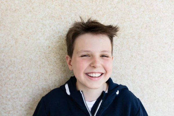 Portrét Desetiletého Chlapce Úsměvem — Stock fotografie