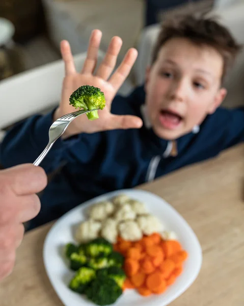 Portret Letniego Chłopca Okazującego Obrzydzenie Gotowanym Obiadem Warzywnym — Zdjęcie stockowe