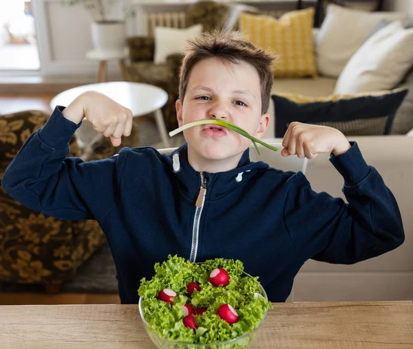 男の子作る愚かな顔とともに春玉ねぎとして口ひげ — ストック写真