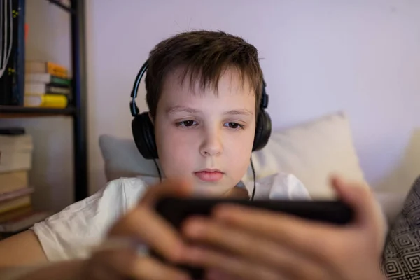 Menino Dez Anos Jogando Videogame Seu Smartphone — Fotografia de Stock