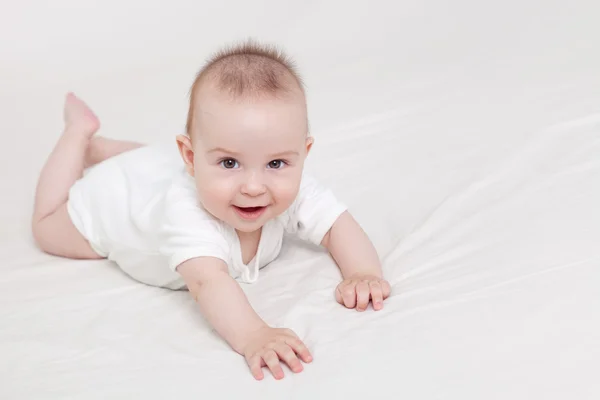 Schattige baby kruipen — Stockfoto