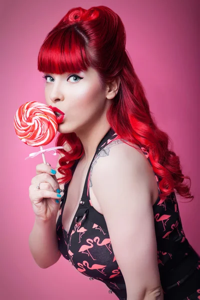 Pin-up kızı lolipop ile — Stok fotoğraf