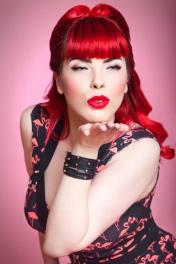 pin-up kızı bir öpücük üfleme