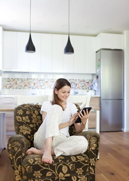 Jeune femme utilisant une tablette — Photo