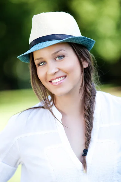 Mulher bonita jovem — Fotografia de Stock