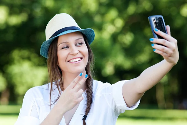 Tomarse una selfie — Foto de Stock