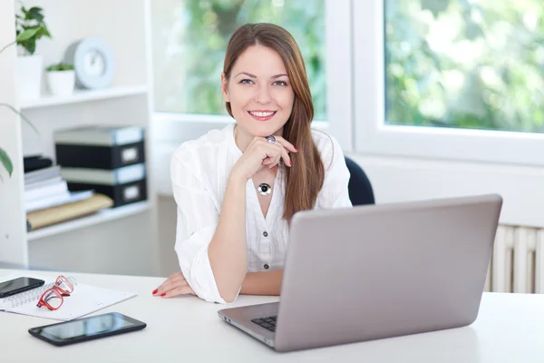 Jonge vrouw achter laptop — Stockfoto