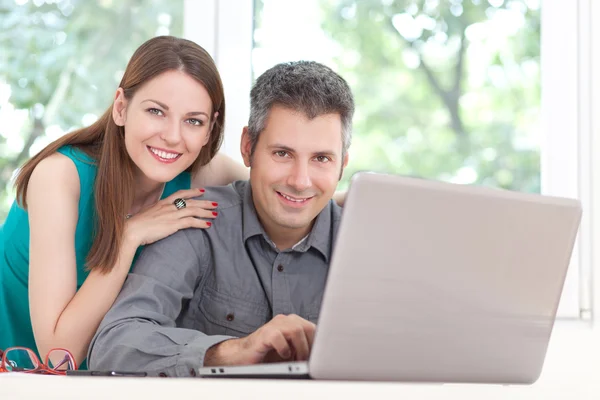 Young couple using laptop — Stock Photo, Image