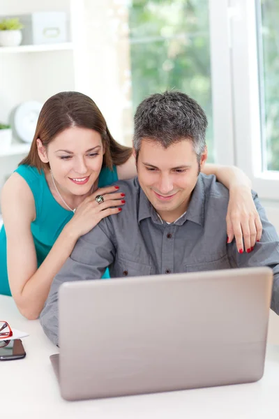 Young couple using laptop — Stock Photo, Image