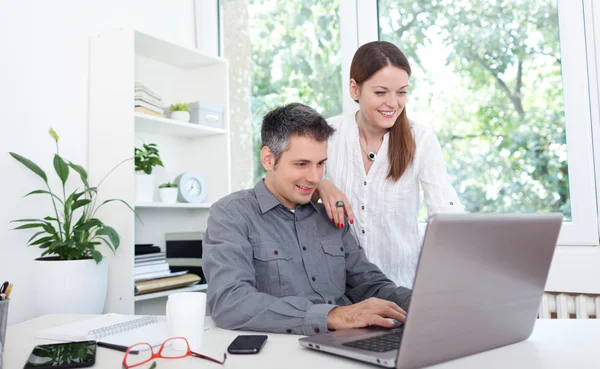 Jeune couple utilisant un ordinateur portable — Photo