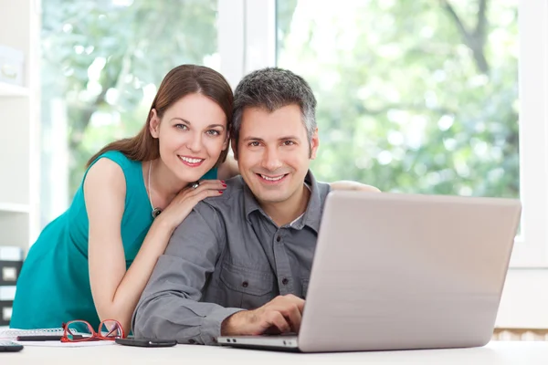 Jong paar met laptop — Stockfoto