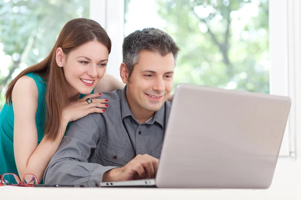 Jong paar met laptop — Stockfoto