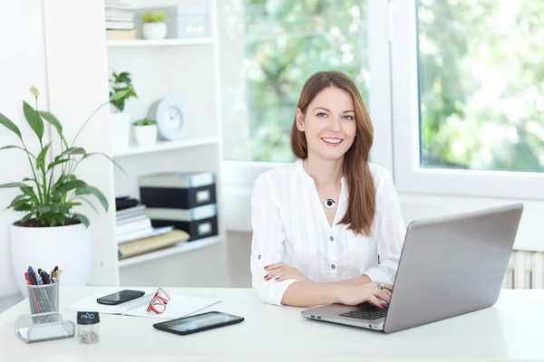 Giovane donna al computer portatile — Foto Stock