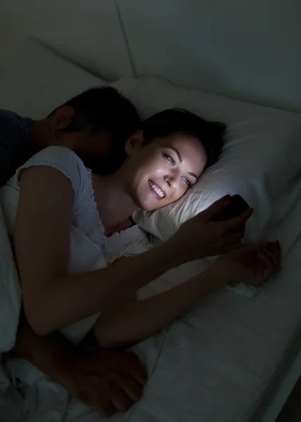 Gece geç saatlerde mesajlaşma