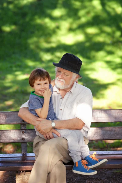 Relaxante no parque — Fotografia de Stock