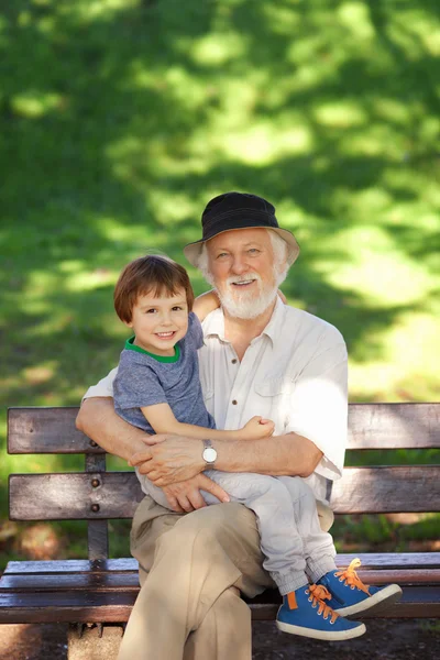 Relaxing in the park — Stock Photo, Image