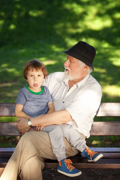 Mignon enfant faire des visages — Photo