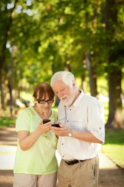 Пенсионеры и смартфоны — стоковое фото