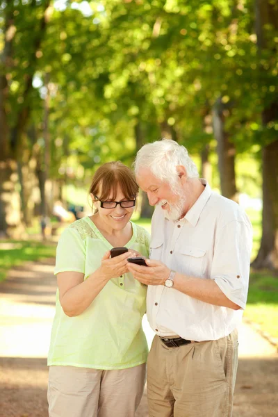 Seniors and smart phones — Stock Photo, Image