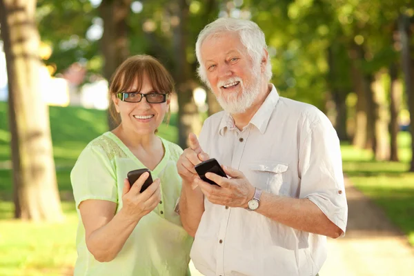 Personas mayores y teléfonos inteligentes — Foto de Stock