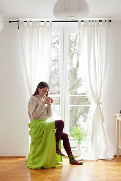 Desfrutando de chá pela janela — Fotografia de Stock