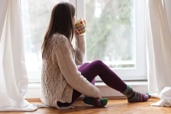 Disfrutando del té junto a la ventana — Foto de Stock