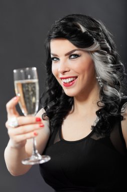 Güzel genç kadın bir kadeh şampanya ile kutluyor