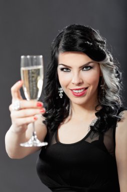 Güzel genç kadın bir kadeh şampanya ile kutluyor