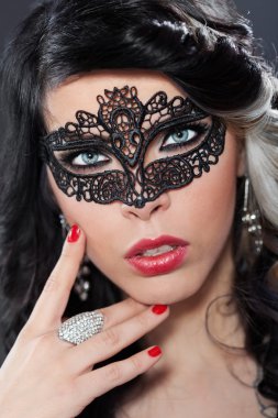 Bir yüz maskesi giyen güzel genç kadın