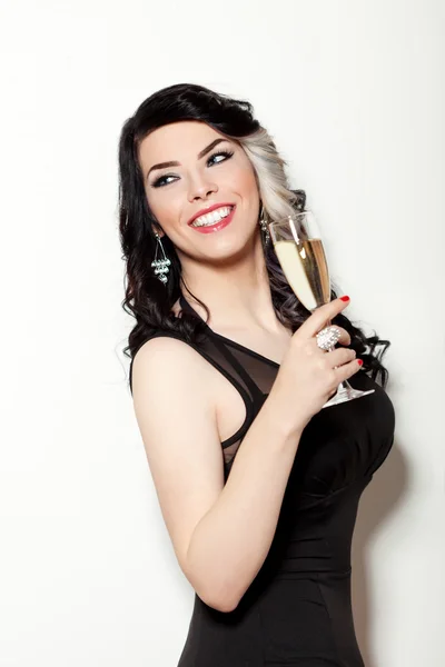 Belle jeune femme célébrant avec une coupe de champagne — Photo