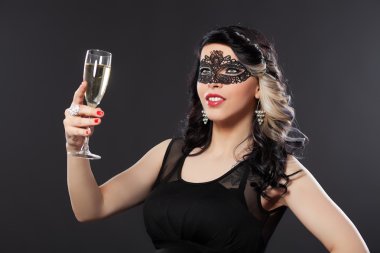 Bir yüz maskesi giyen güzel genç kadın