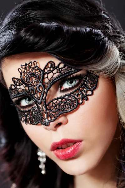 Mooie jonge vrouw dragen een gezicht masque Stockfoto