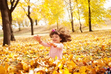 Sonbahar eğleniyor kız