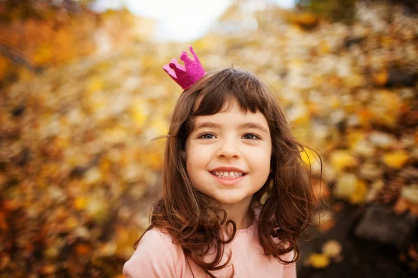 Menina que tem princesa outono — Fotografia de Stock