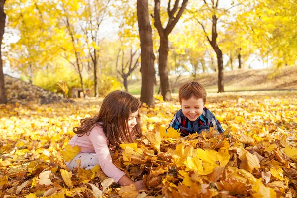 Autumn fun in the park — Stock Photo, Image