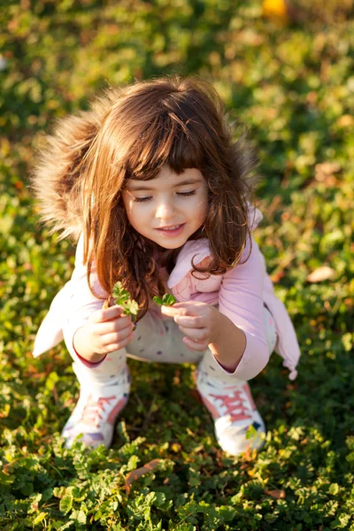 Girl having autumn fun — Stock Photo, Image