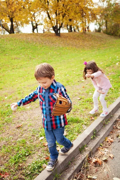 Crianças brincando ao ar livre — Fotografia de Stock