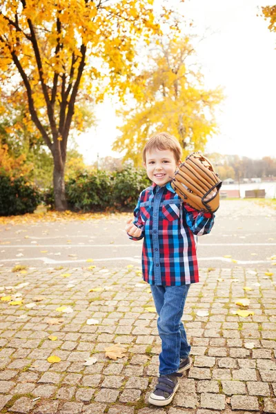 Niño con un guante de béisbol —  Fotos de Stock