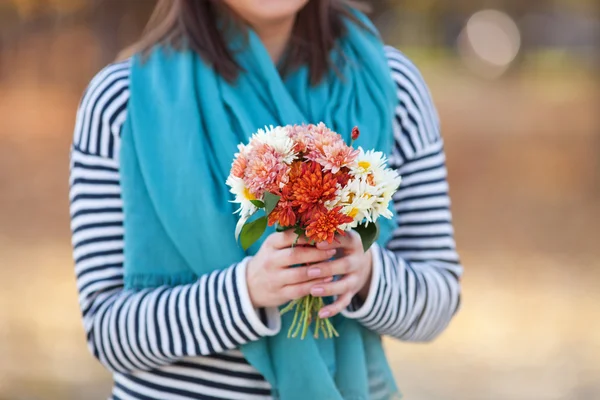 Mujer joven con ramo de flores silvestres — Foto de Stock