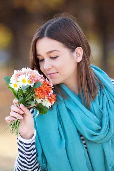 Jovem com cacho de flores silvestres — Fotografia de Stock