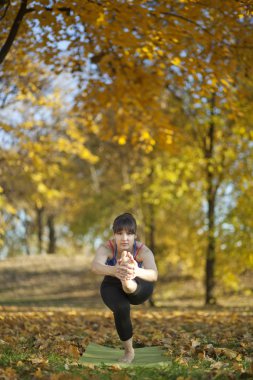 Diz yoga poz için ayakta baş
