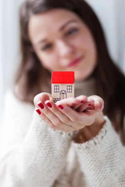 Young woman holding a model house — Stock Photo, Image