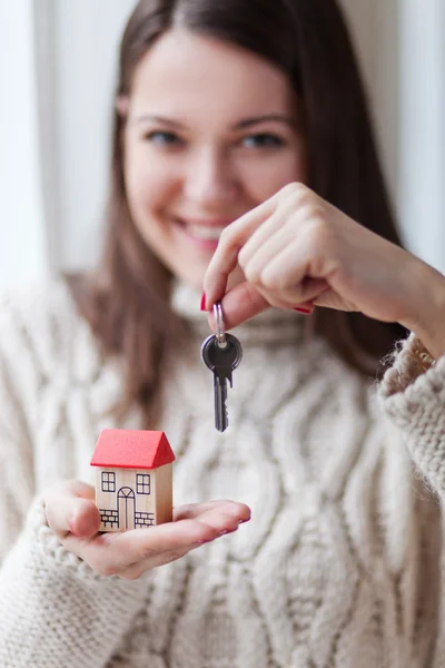 Happy young woman moving into a new home — Stock Photo, Image