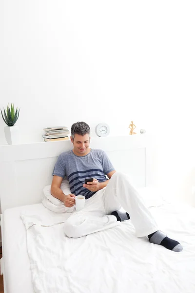 Hombre joven usando el teléfono celular —  Fotos de Stock