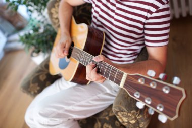 akustik gitar çalmak