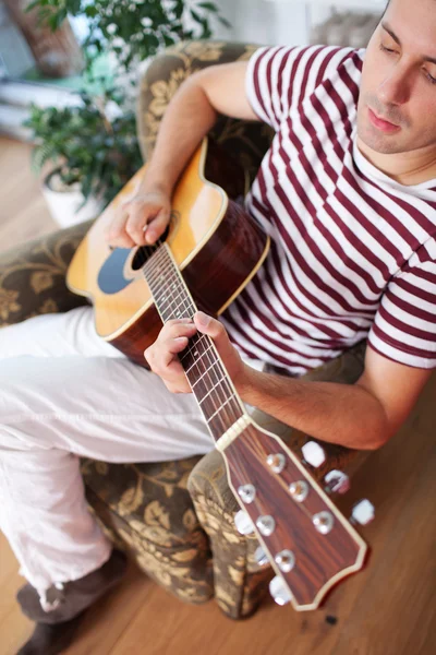 akustik gitar çalmak