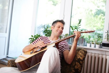 akustik gitar çalmak