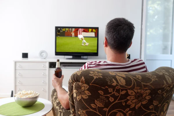 Jonge man kijken naar sport — Stockfoto