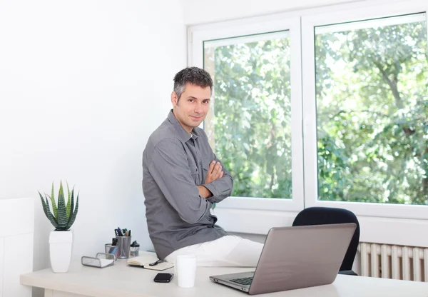 Jeune homme au bureau — Photo